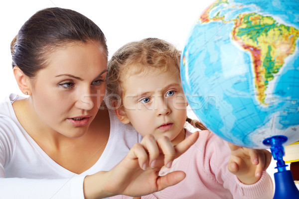 Studeren aardrijkskunde moeder tonen wereldbol weinig Stockfoto © pressmaster