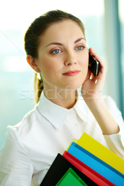 Hablar teléfono hermosa mujer de negocios teléfono celular oficina Foto stock © pressmaster