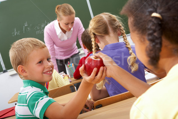 Vriendelijkheid portret schoolmeisje rode appel medeleerling voedsel Stockfoto © pressmaster