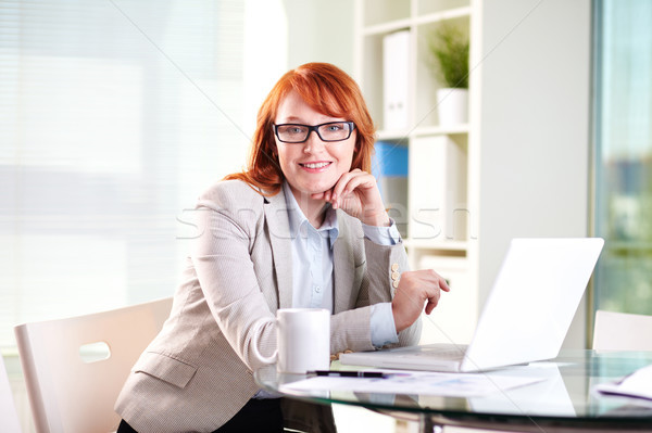 Signora reception ritratto sorridere receptionist guardando Foto d'archivio © pressmaster