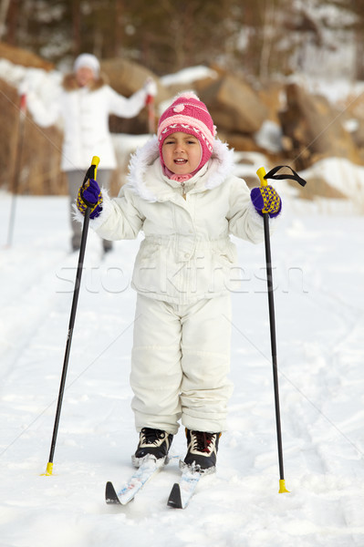 Kind Skifahren Mädchen glücklich Mutter hinter Mädchen Stock foto © pressmaster