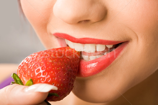 Dulce fresa foto dientes blancos tocar cara Foto stock © pressmaster