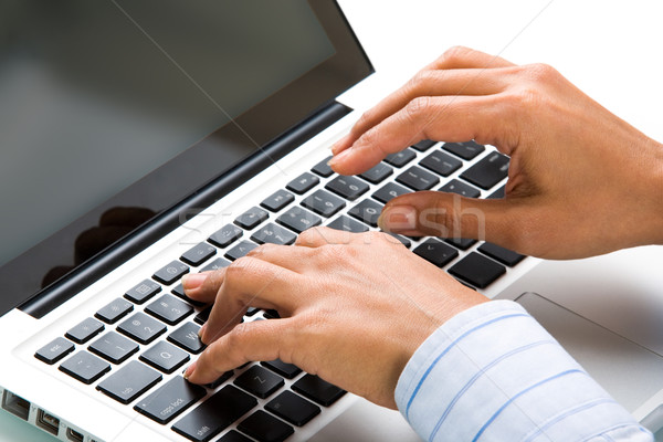 Lucru moment femeie mâini tastatură Imagine de stoc © pressmaster