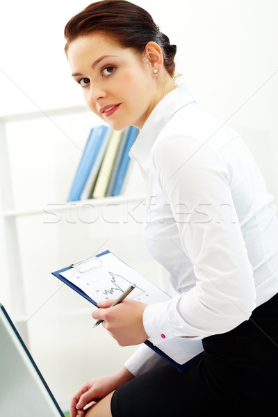 Werkgever portret mooie vrouw werkplek papier handen Stockfoto © pressmaster