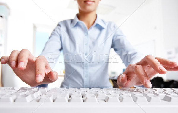 Wpisując Fotografia kobieta działalności laptop technologii Zdjęcia stock © pressmaster
