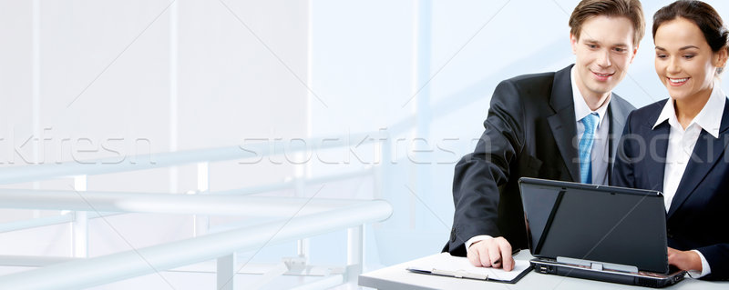 Oficina imagen dos de trabajo personas mirando Foto stock © pressmaster