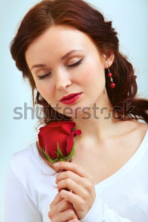 Divin miros portret femeie atragatoare trandafir rosu Imagine de stoc © pressmaster