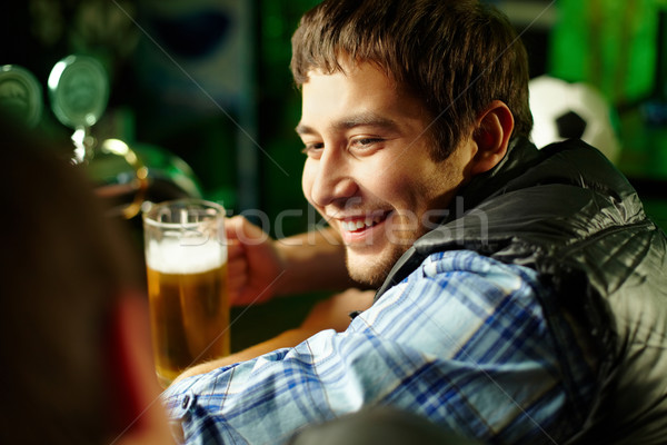 Amigos bar alegre masculina tiempo junto Foto stock © pressmaster