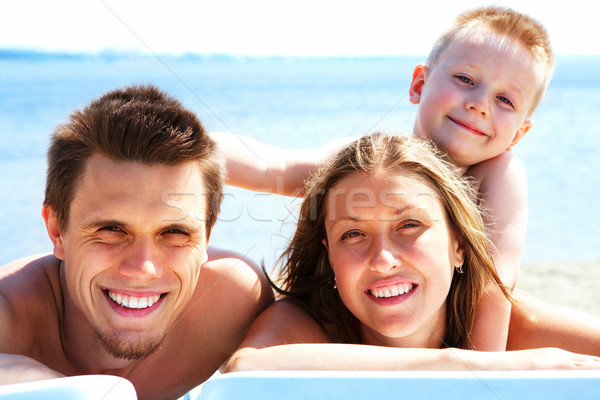 Pihen család fotó mosolyog néz kamera Stock fotó © pressmaster