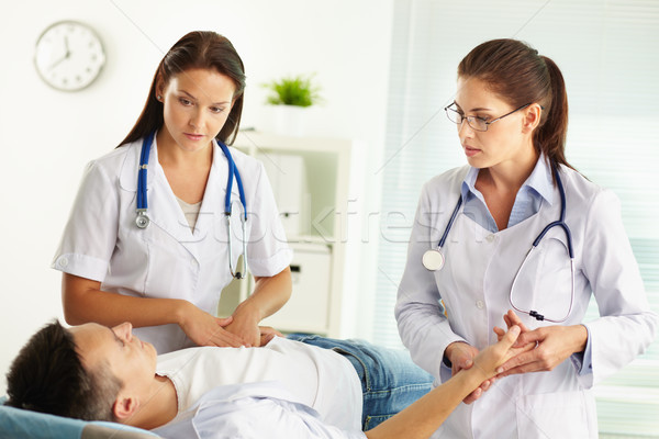 Femenino examinar paciente mirando fuente dolor Foto stock © pressmaster