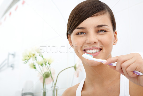 девушки зубная щетка изображение довольно женщины глядя Сток-фото © pressmaster