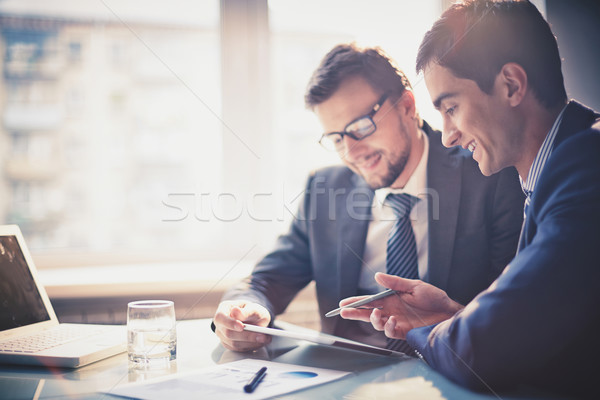 Megbeszél projekt kép kettő fiatal üzletemberek Stock fotó © pressmaster