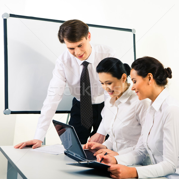 Foto stock: Reunión · de · negocios · imagen · moderna · equipo · de · negocios · de · trabajo · nuevos