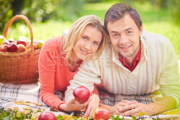 Vonzalom boldog fiatal pér piros almák néz Stock fotó © pressmaster