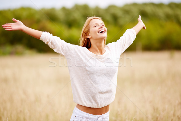 Glorie imagine fericit femeie arme în picioare Imagine de stoc © pressmaster