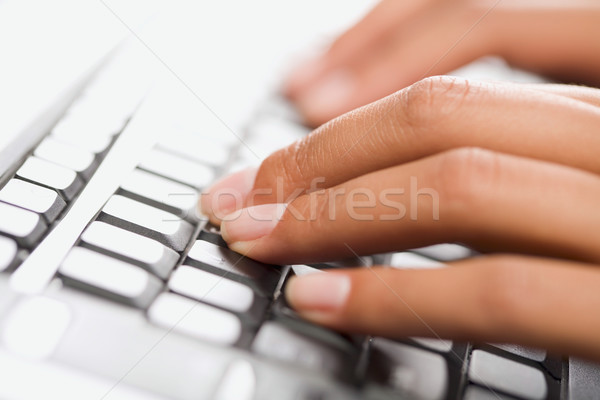 Dedos primer plano manos escribiendo teclado portátil Foto stock © pressmaster