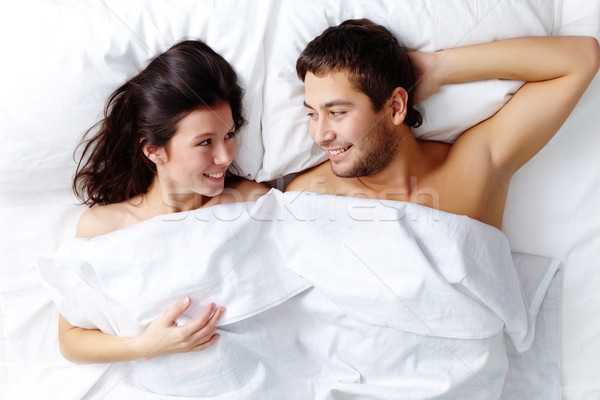 Człowiek kobieta szczęśliwy bed patrząc Zdjęcia stock © pressmaster