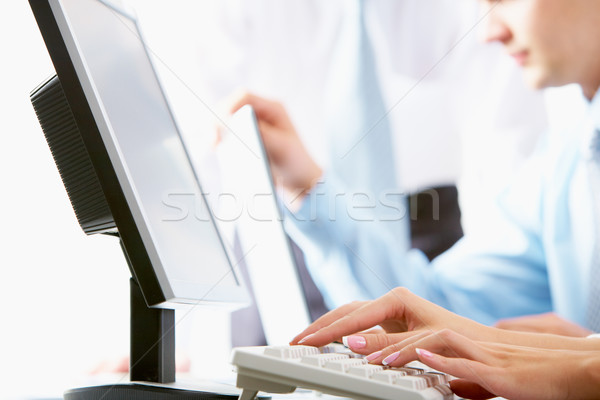 Foto stock: Ordenador · trabajo · primer · plano · femenino · manos · escribiendo