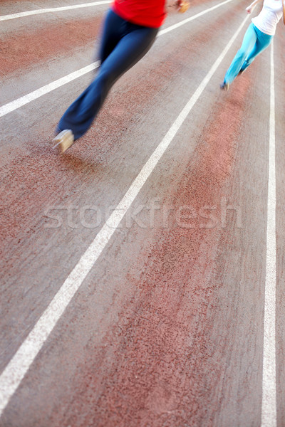 Urmări imagine pista de curse neclara picioare sală de gimnastică Imagine de stoc © pressmaster