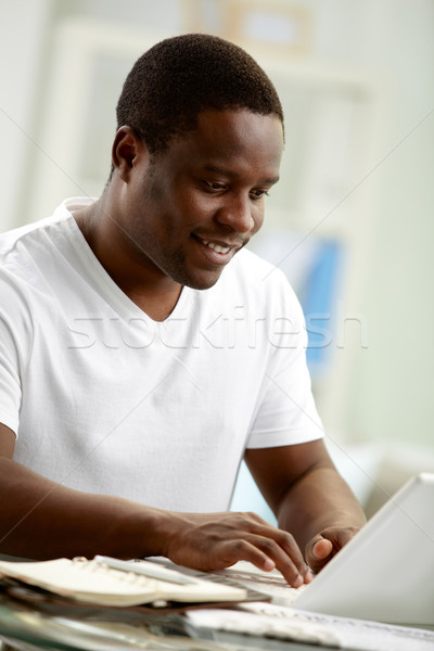 Afstand leren afbeelding jonge afrikaanse man Stockfoto © pressmaster