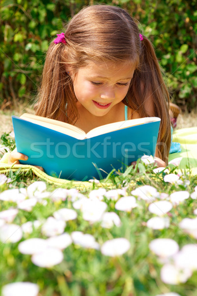 ストックフォト: 読む · 少女 · 肖像 · かわいい · 女学生 · 興味深い