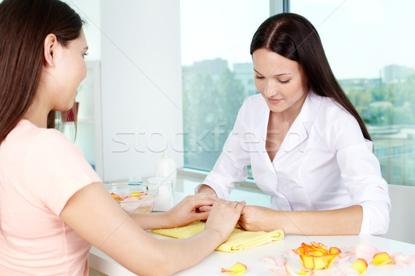 Mână pasă dermatolog Consulting client Imagine de stoc © pressmaster