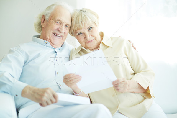Lectura correspondencia retrato franco pareja de ancianos papel Foto stock © pressmaster