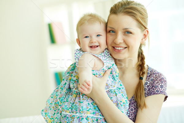 Elternschaft Porträt glücklich jungen Mutter halten Stock foto © pressmaster