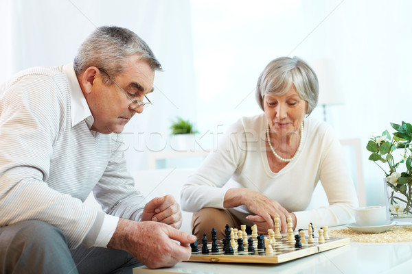 Konkurencja starszy para gry szachy kobieta rodziny Zdjęcia stock © pressmaster