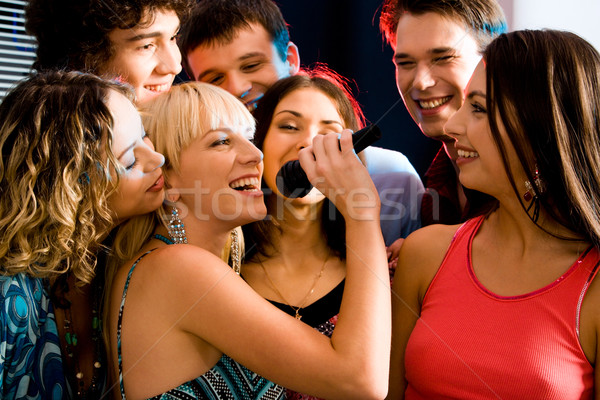 песня красивая женщина среде друзей караоке вечеринка Сток-фото © pressmaster