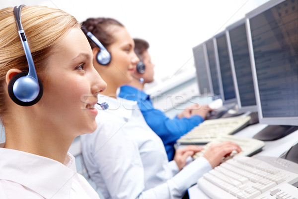 Call center rij telefoon naar monitor werken Stockfoto © pressmaster