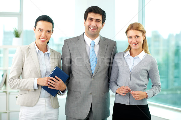 [[stock_photo]]: Heureux · partenaires · trois · gens · d'affaires · regarder · caméra