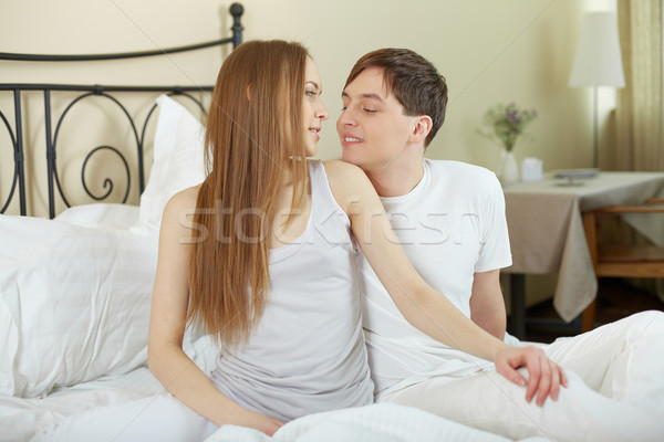 Atractie amoros cuplu şedinţei pat uita Imagine de stoc © pressmaster