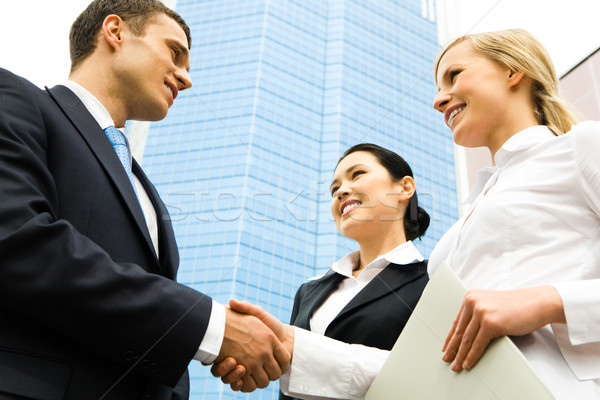 üzlet kézfogás kettő sikeres partnerek modern épület Stock fotó © pressmaster