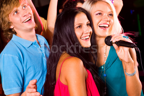 Cantando foto bastante meninas microfone amigável Foto stock © pressmaster
