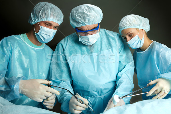 Operatie drie chirurgen werken donkere vrouw Stockfoto © pressmaster