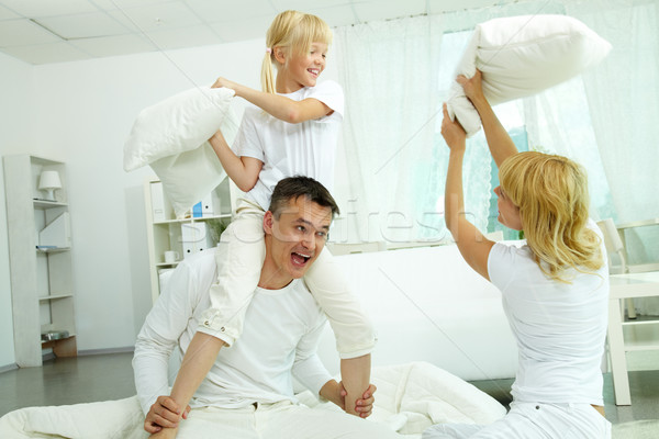 Bataille d'oreillers portrait heureux parents fille [[stock_photo]] © pressmaster