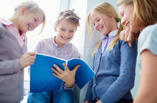 Stockfoto: Discussie · portret · drie · gelukkig · schoolmeisjes · naar