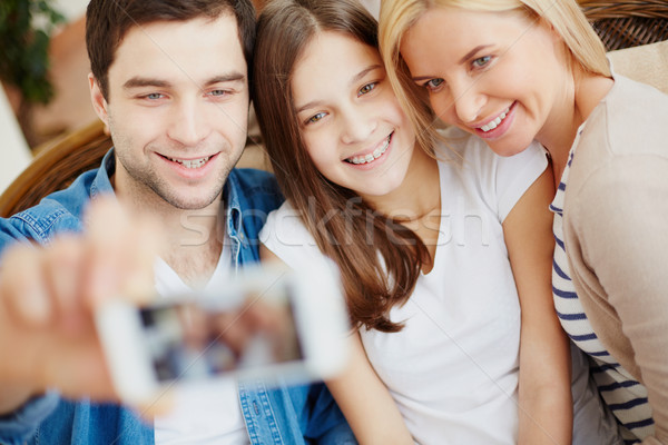 Foto familia joven teléfono celular Foto stock © pressmaster