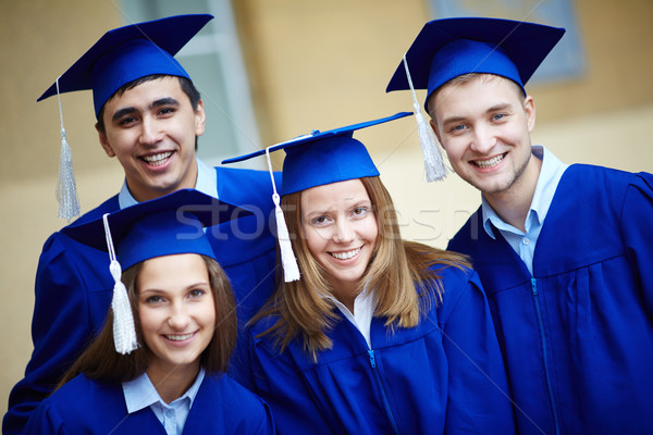 Vrienden afstuderen vriendelijk studenten naar camera Stockfoto © pressmaster