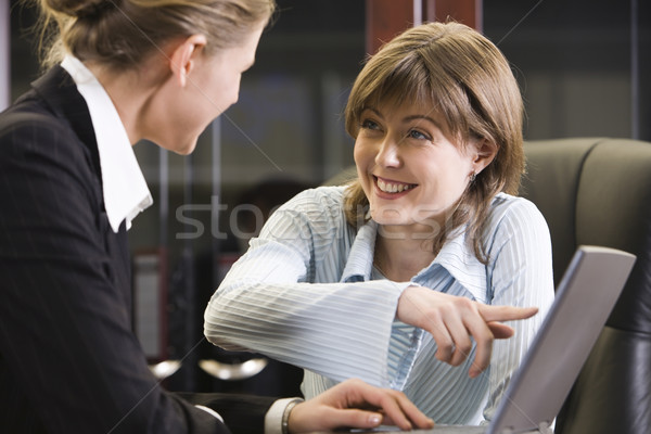 Foto stock: Confortável · educação · belo · meninas · trabalhando · computador