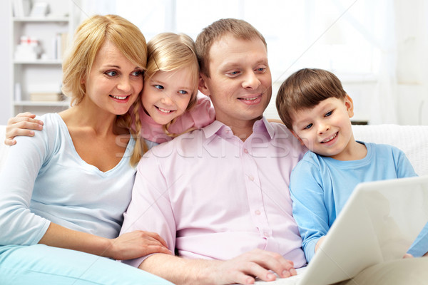 Stockfoto: Familie · laptop · jonge · vier · vergadering · sofa