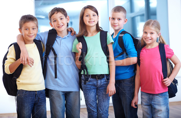 Portré okos iskolás gyerekek áll vonal néz Stock fotó © pressmaster