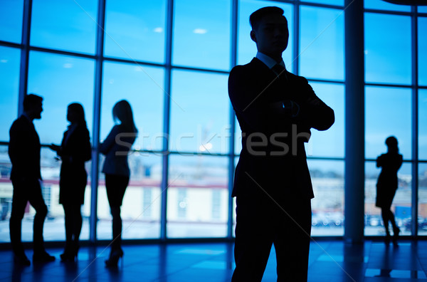 Negocios líder equipo de negocios pie ventana Foto stock © pressmaster