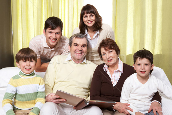 ストックフォト: 家族の肖像画 · 幸せな家族 · 6 · 座って · ソファ · 見える