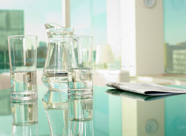 Glasgeschirr Zeitung Arbeitsplatz Wasser trinken Schreibtisch Stock foto © pressmaster