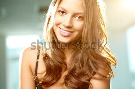 Style posh jeune femme regarder caméra mode Photo stock © pressmaster
