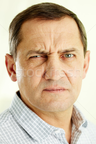 Ellenszenv arc elégedetlen férfi néz kamera Stock fotó © pressmaster