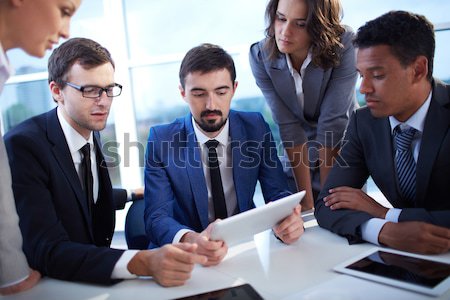 üzleti megbeszélés kép üzletemberek üzlet férfi üzletember Stock fotó © pressmaster