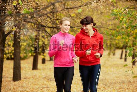 Morgen Wettbewerb zwei Mädchen racing Herbst Stock foto © pressmaster